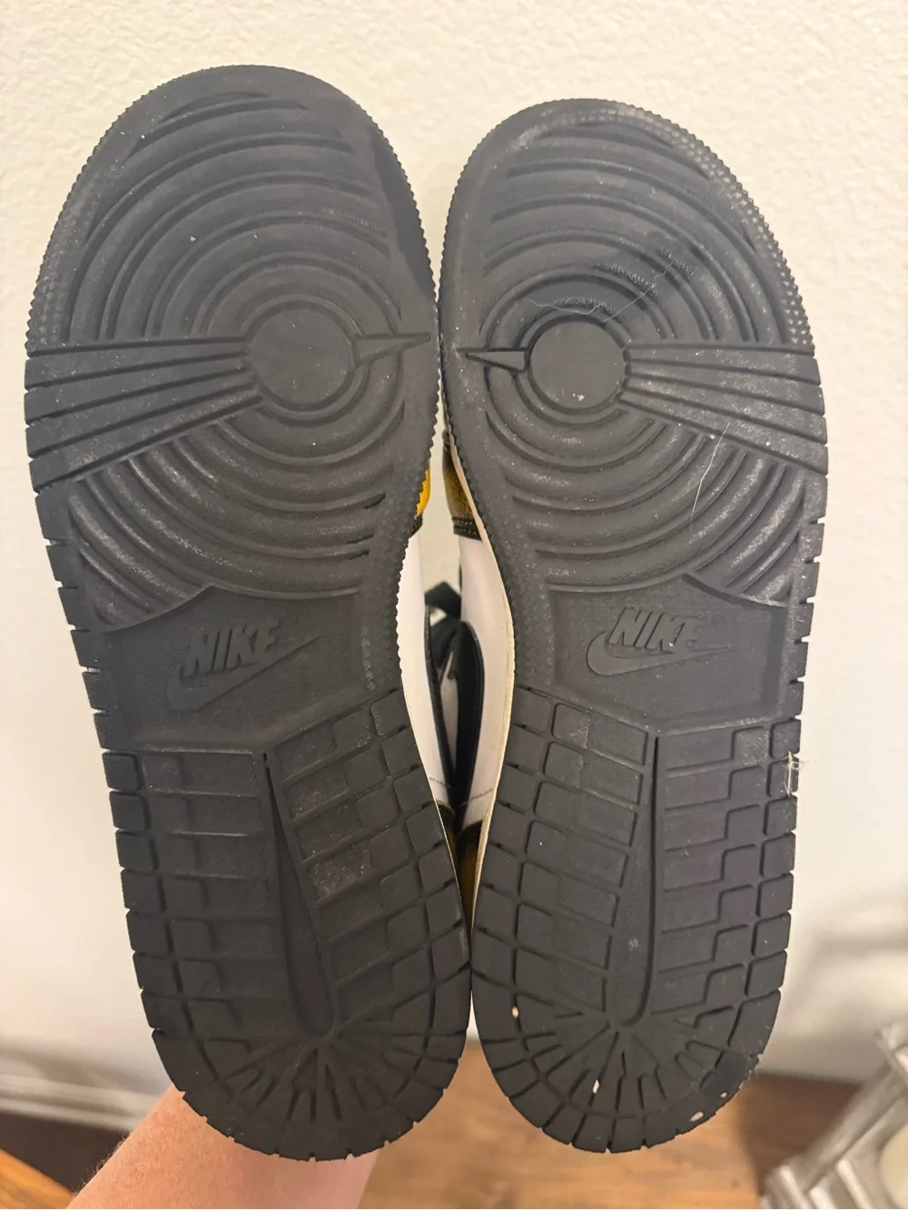 Nike Air Jordan 1 Mid SE “Wear-away” sneakers